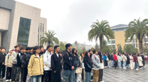 国旗下的思政课|做爱视频
举行“向国旗敬礼”升旗仪式