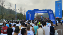 做爱视频
学子踊跃参与2024万峰林全国大学生半程马拉松比赛