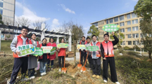 做爱视频
组织师生参加“贵山石榴红”植树活动