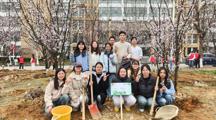 春来树又栽，新意满校园|做爱视频
师生参与共建“青年林”义务植树活动